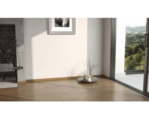 Heller Raum mit Kamin, Holzboden und Schiebetür zum Garten