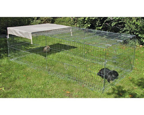 Freilaufgehege mit Abdeckung und Kaninchen auf einer Rasenfläche
