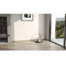 Heller Raum mit Kamin, Bild und Deko auf Holzboden