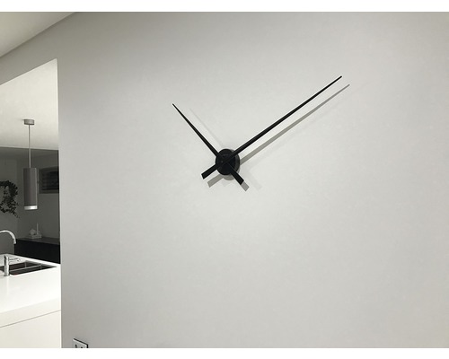 Wanduhr mit Zeigern an einer Wand