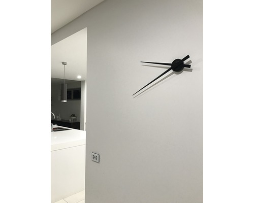 Wanduhr mit Zeigern an einer Wand
