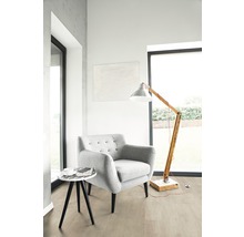 Wohnzimmer mit Sessel, Stehlampe und Beistelltisch