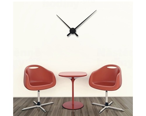 Szene mit Wanduhr, zwei Stühlen und kleinem Tisch für die Raumgestaltung