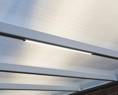 Beleuchtete Terrassenüberdachung mit LED-Leiste
