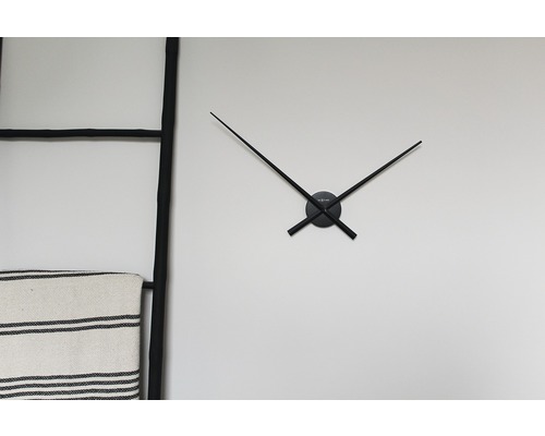 Wanduhr mit Zeitanzeige an der Wand