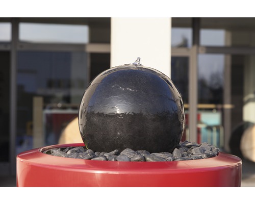 Kugelbrunnen aus Stein in rotem Topf