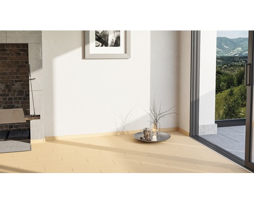 Heller Raum mit Fliesenboden, Kamin und Zugang zum Außenbereich