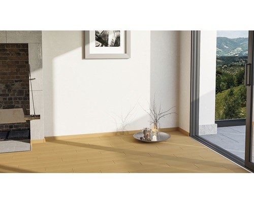 Heller Raum mit Holzfußboden, Kamin und Terrassentür