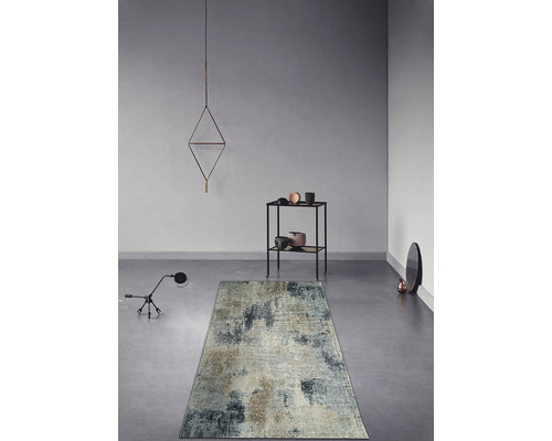 Moderner Teppich in einem hellen Raum mit minimalistischer Einrichtung