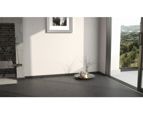 Heller Raum mit Dekorationselementen, Sitzgelegenheit und Fenster mit Blick ins Grüne