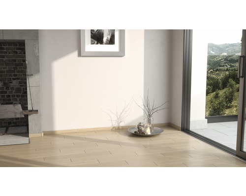 Heller Raum mit Holzboden, Kamin und Ausblick