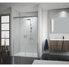 Badezimmer mit Duschkabine, Waschbeckenunterschrank und Spiegel
