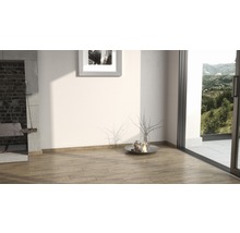 Heller Raum mit Kamin, Bild und Holzfliesen