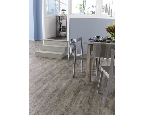 Helles Esszimmer mit Holzboden und Esstisch