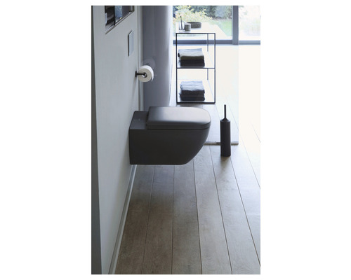 Wandhängendes WC mit Toilettenpapierhalter und Regal im Badezimmer