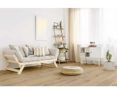 Heller Wohnraum mit Holzfußboden, Sofa, Regal und Kommode
