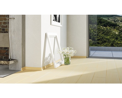 Innenraumszene mit hellem Holzboden, weißem Bilderrahmen und Blumen in Vase