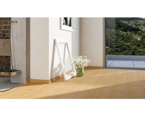 Heller Raum mit Holzboden, Blumenstrauß und Bilderrahmen