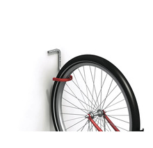 Fahrradaufhängung an einer Wand mit Fahrradreifen