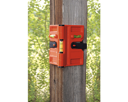 Eine orangefarbene Anreißlehre ist an einem Holzpfosten befestigt