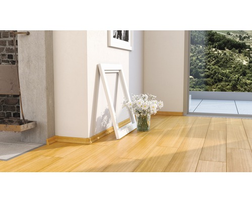 Heller Raum mit Holzboden, Zierleiste und Dekoration