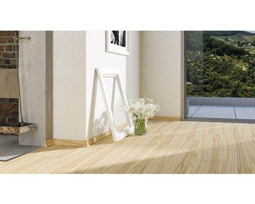 Heller Raum mit Holzboden, Dekoration und Blick ins Grüne