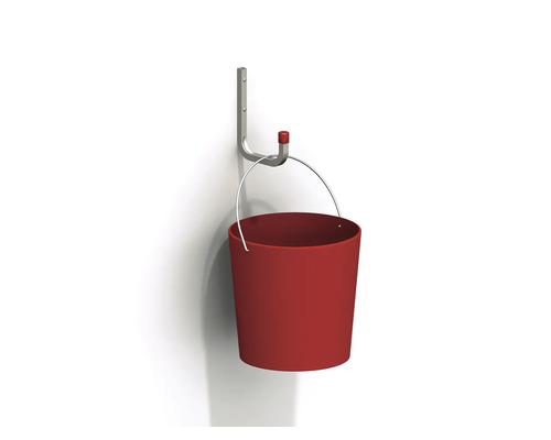 Roter Eimer hängt an einer Wandhalterung