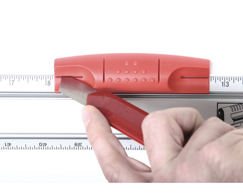 Cuttermesser schneidet Material mit Schneidlehre