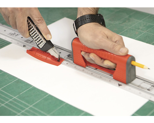 Person schneidet Papier mit Rollschneider und Schneidelineal