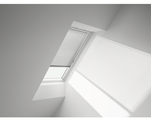 VELUX Jalousie Jalousette silber manuell PAL Y21 7057S Dachfenster mit Jalousie in einem hellen Raum