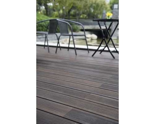 Terrasse mit Holzboden, Gartentisch und Stühlen im Außenbereich