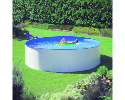 Rundes Schwimmbecken im Garten mit Frau auf einer Luftmatratze.