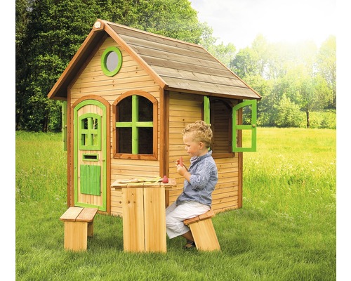 Holzspielhaus mit Tisch und Stuhl im Garten