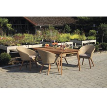 Gartensitzgruppe mit Holztisch und Korbsesseln im Außenbereich