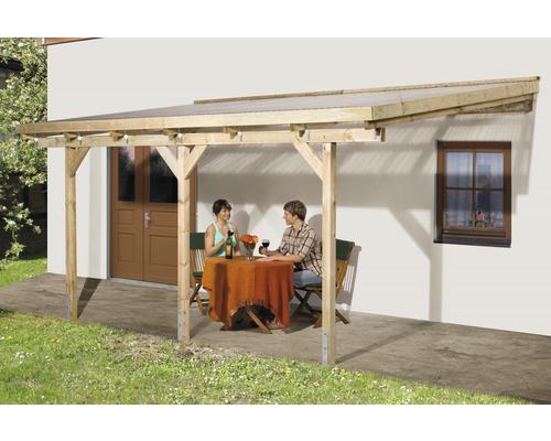 Holzcarport mit zwei Personen am Tisch