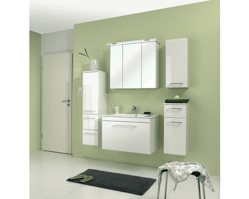 Modernes Badezimmer mit weißen Badmöbeln und einem Spiegelhängeschrank.