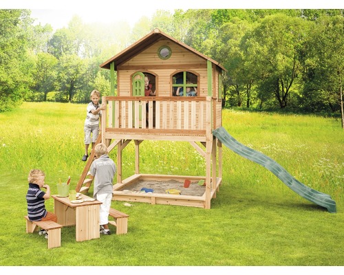 Spielanlage mit Spielhaus, Sandkasten, Rutsche und Picknicktisch im Garten
