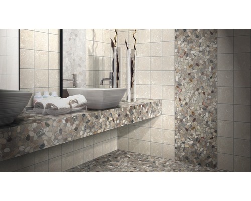 Badezimmer mit Waschbecken, Spiegel, Handtüchern und Fliesen in Steinoptik