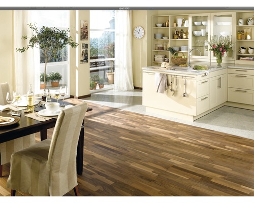 Heller Essbereich mit Holzboden, Esstisch, Stühlen und Kücheninsel