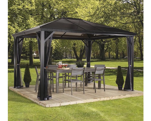 Pavillon SOJAG Verona 10x10 mit Moskitonetz 279 x 279 cm anthrazit Gartenszene mit Pavillon, Tisch und Stühlen auf einer Holzterrasse