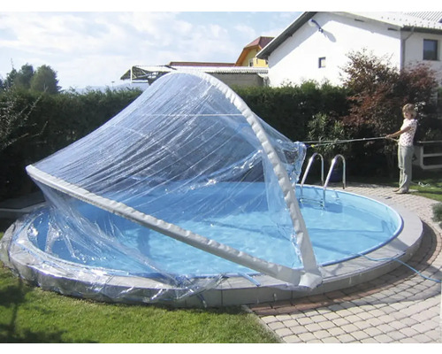 Rundes Schwimmbecken mit transparenter Poolüberdachung im Garten.