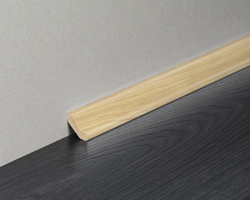 Sockelleiste aus Holz zwischen Wand und Boden