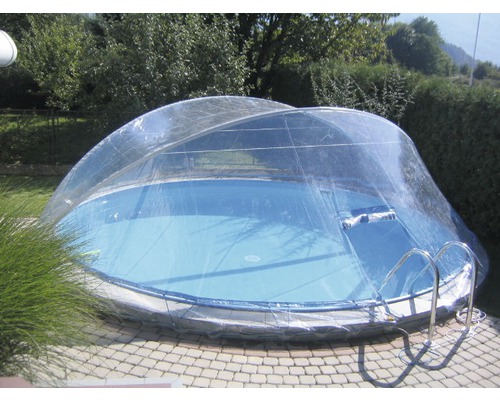 Pool mit transparenter Poolüberdachung im Garten