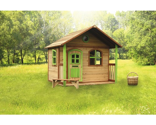 Holzspielhaus mit Bank und Korb im Garten