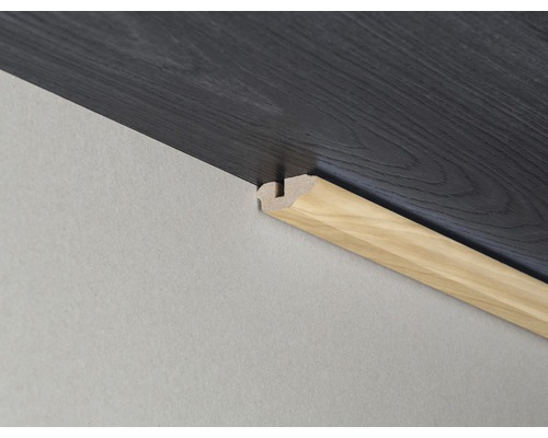 Holzleiste zwischen Wand und Boden