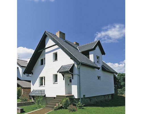 Freistehendes Einfamilienhaus mit Fassadenverkleidung, Satteldach und Steintreppe
