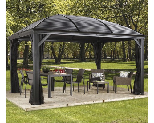 Pavillon SOJAG Moreno 10x14 mit Moskitonetz 413 x 288 cm anthrazit Pavillon mit Tisch, Stühlen und Vorhängen im Garten.