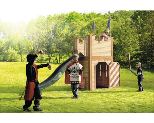 Spielturm mit Rutsche im Garten, Kinder spielen Ritter