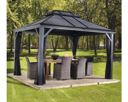 Pavillon SOJAG Mykonos 10x14 mit Moskitonetz 415 x 289 cm anthrazit Gartenszene mit Pavillon, Tisch und Stühlen auf einer Holzterrasse