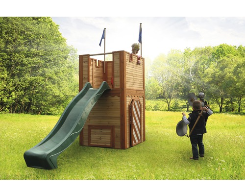 Kind auf einem Spielturm mit Rutsche und Fahnen im Garten